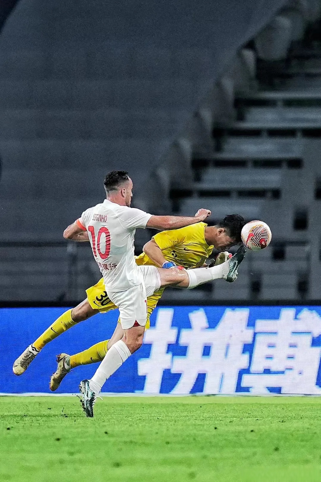 包含上海申花冲刺阶段绝杀压哨，志在西甲名次提升，气氛紧张，数据趋势出现新变化的词条